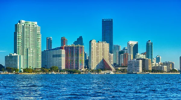 Miami Floride ville skyline matin avec ciel bleu — Photo