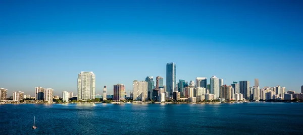 Miami Florida ciudad horizonte mañana con cielo azul — Foto de Stock