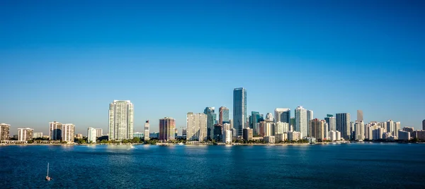 Miami Floride ville skyline matin avec ciel bleu — Photo