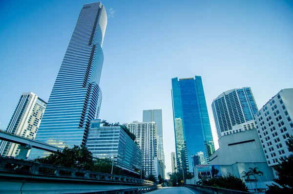 Miami Florida şehir manzarası sabah mavi gökyüzü ile — Stok fotoğraf