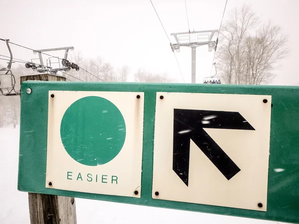 Sinal de pista de pista de esqui mais fácil — Fotografia de Stock