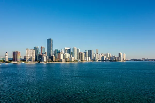 Miami Florida city skyline ráno s modrou oblohou — Stock fotografie