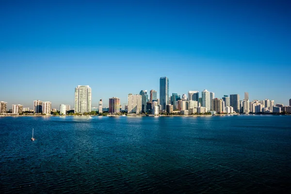 Miami Florida cidade skyline manhã com céu azul — Fotografia de Stock