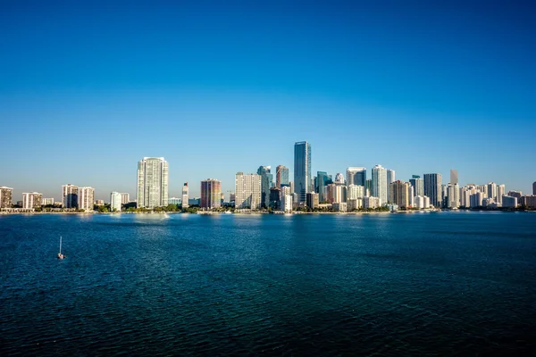 Miami Florida ciudad horizonte mañana con cielo azul — Foto de Stock