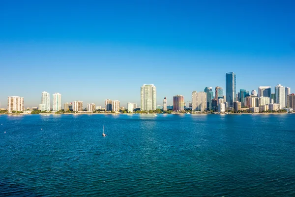 Miami Florida city skyline ráno s modrou oblohou — Stock fotografie