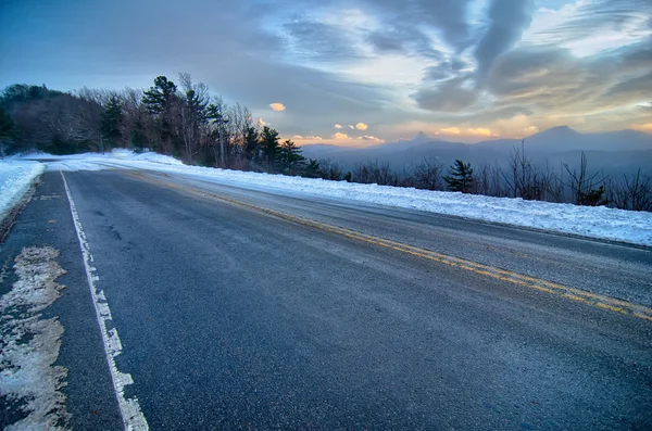 Natursköna vyer på brunt berg förbise i north carolina på sun — Stockfoto