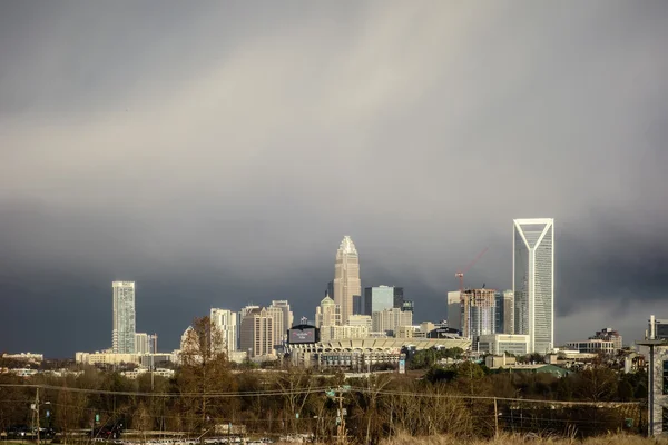 Deszcz burzliwy chmury nad charlotte north carolina panoramę — Zdjęcie stockowe