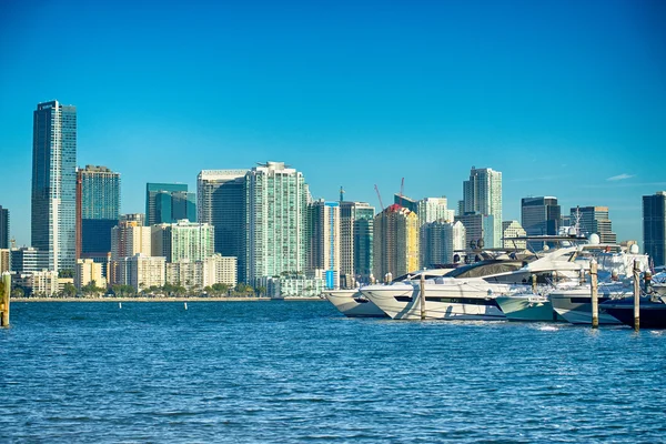 Miami Florida ciudad horizonte mañana con cielo azul — Foto de Stock