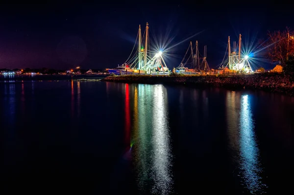 Barche da pesca in marina di notte — Foto Stock