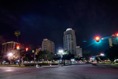 st petersburg florida şehir manzarası ve gece liman bölgesinde