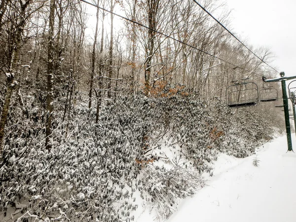 Scene astratte nella stazione sciistica durante la tempesta di neve — Foto Stock