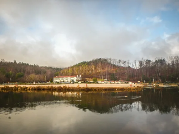 Kémény rock és a lake lure közelében kilátást nyújtanak a természetre — Stock Fotó