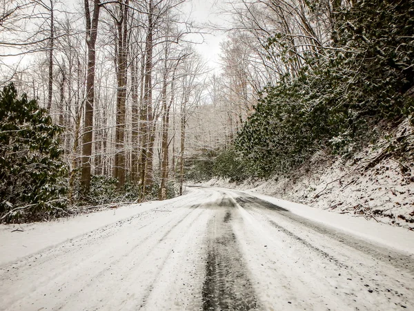 Извилистая сельская дорога зимой — стоковое фото