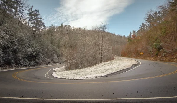 Carretera serpenteante en invierno —  Fotos de Stock