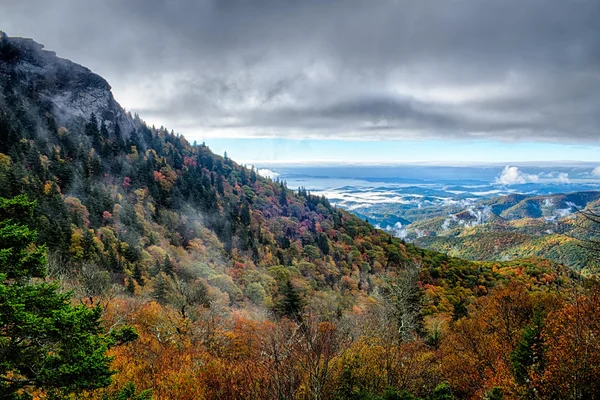 Časné ráno na modrém hřebenu parkway — Stock fotografie