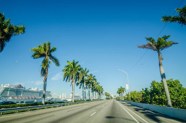 Miami florida city skyline und straßen — Stockfoto