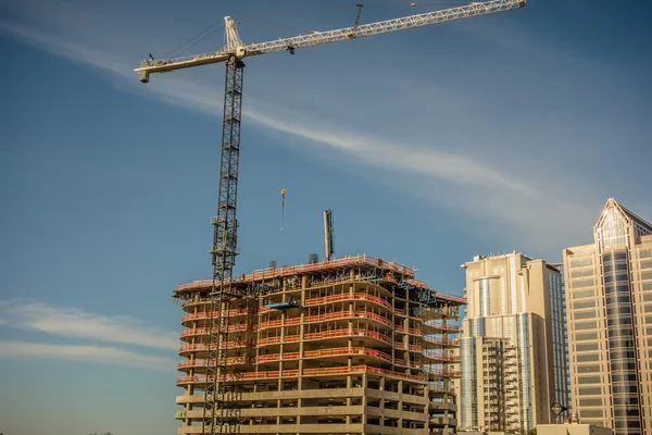 Gebouwen in aanbouw in een grote stad — Stockfoto