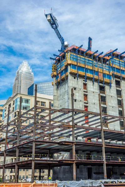 Edifici in costruzione in una grande città — Foto Stock