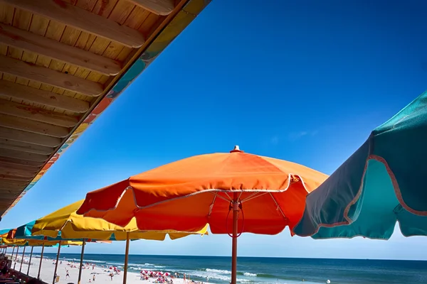 해변 레스토랑에서 다채로운 우산 — 스톡 사진