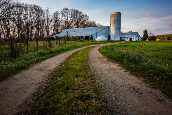 Granja rural abandonada por la tarde — Foto de Stock