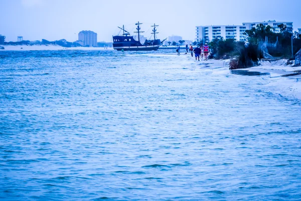 Águas cristalinas do passe na cidade resort de Destin, Flórida — Fotografia de Stock