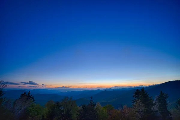 在风景秀丽的 Blue Ridge 大道阿巴拉契亚黑烟山的春天 — 图库照片