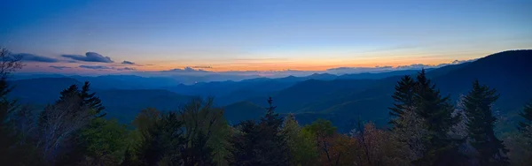 ブルーリッジ ・ パークウェイの風光明媚なアパラチア山脈のスモーキーなマウントで春 — ストック写真