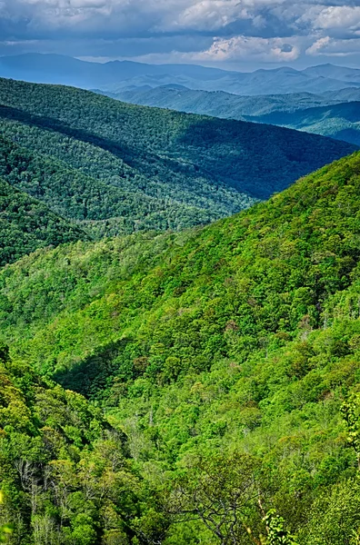 Primavera nas montanhas de cume azul — Fotografia de Stock