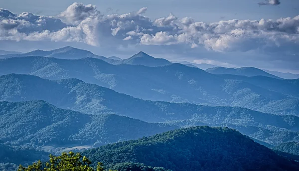 Jaro v blue ridge mountains — Stock fotografie