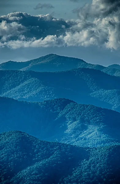 Primavera nas montanhas de cume azul — Fotografia de Stock