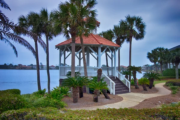 Seashore lusthus och palm träd i florida — Stockfoto