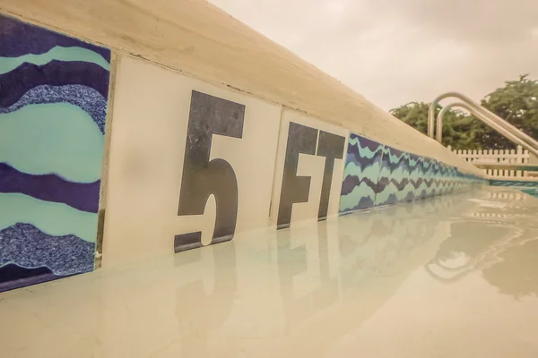 Medida de profundidad en la piscina — Foto de Stock