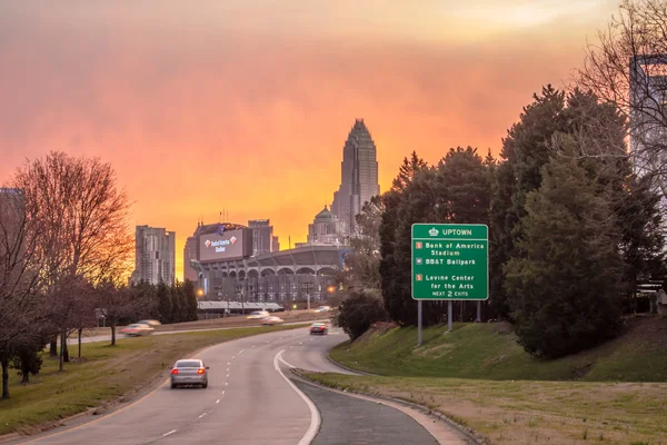 Charlotte o horizonte da cidade rainha ao nascer do sol — Fotografia de Stock