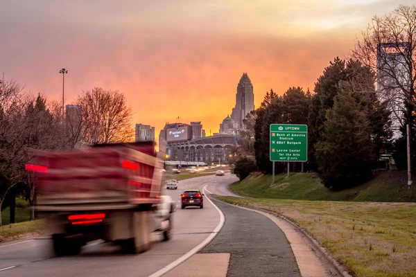 Charlotte de skyline van de stad koningin bij zonsopgang — Stockfoto