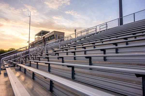 Bestuhlung aus Aluminium im Stadion einer High School — Stockfoto