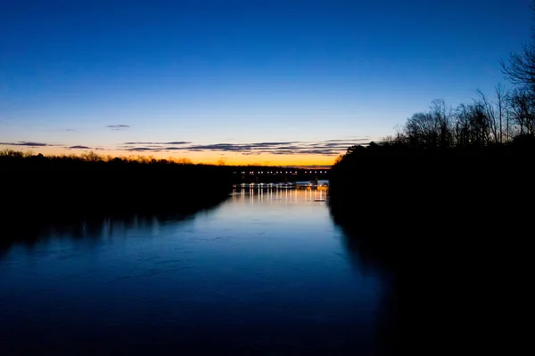 Nascer do sol cedo sobre o rio — Fotografia de Stock