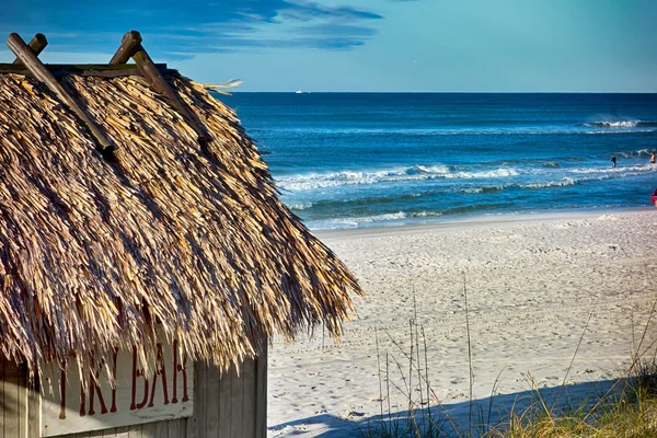 Plážový bar tiki hut na oceánu — Stock fotografie