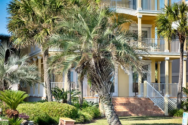 Пальмы перед фасадом отеля — стоковое фото