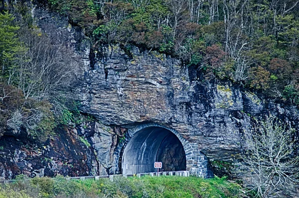 Скелястій вершині тунель на Blue Ridge Parkway в Північній Каліфорнії — стокове фото