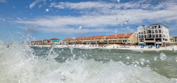 Ondas de água de cristal azul batendo na praia — Fotografia de Stock