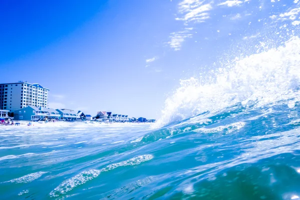 Blaue kristallklare Wasserwellen krachen auf Strand — Stockfoto