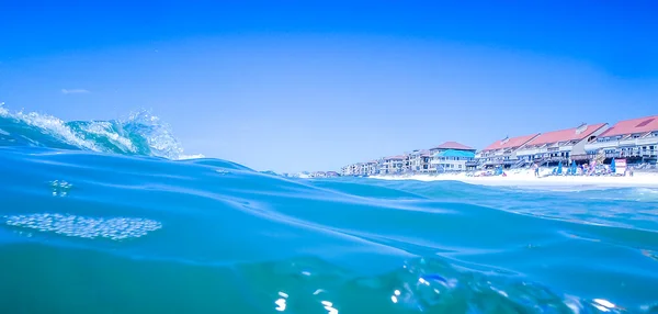 Vagues d'eau cristalline bleue s'écrasant sur la plage — Photo