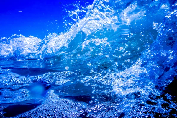 Blaue kristallklare Wasserwellen krachen auf Strand — Stockfoto