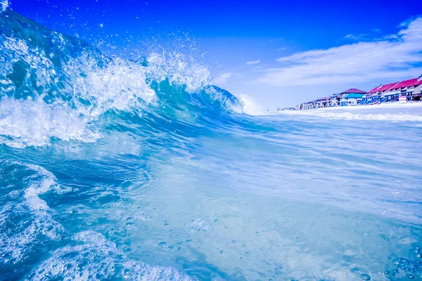 Kék kristálytiszta víz hullámok összeomlik a strandon — Stock Fotó