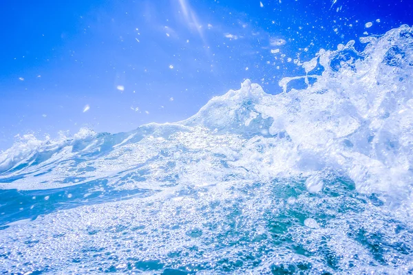 Голубые кристальные волны на пляже — стоковое фото