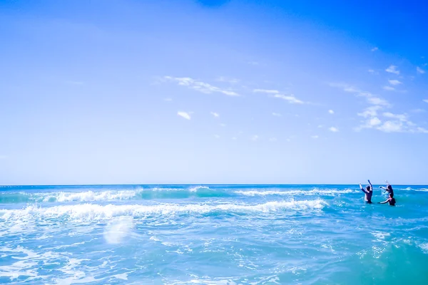 Blauwe kristal water golven op het strand — Stockfoto