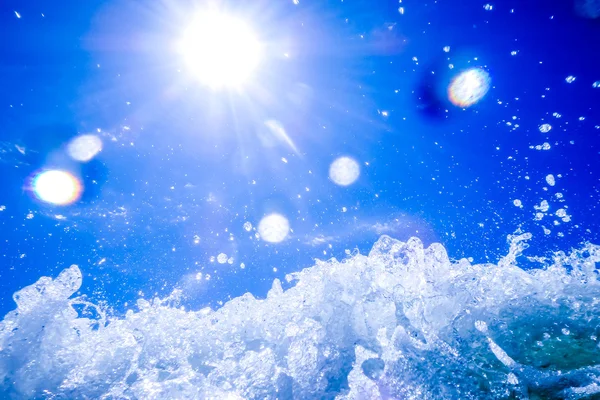 Olas de agua cristalina azul estrellándose en la playa — Foto de Stock