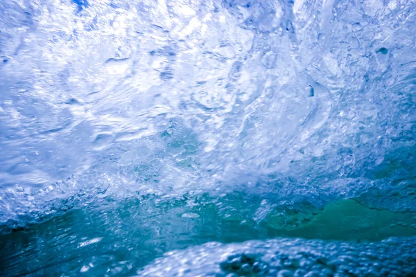 Olas de agua cristalina azul estrellándose en la playa —  Fotos de Stock