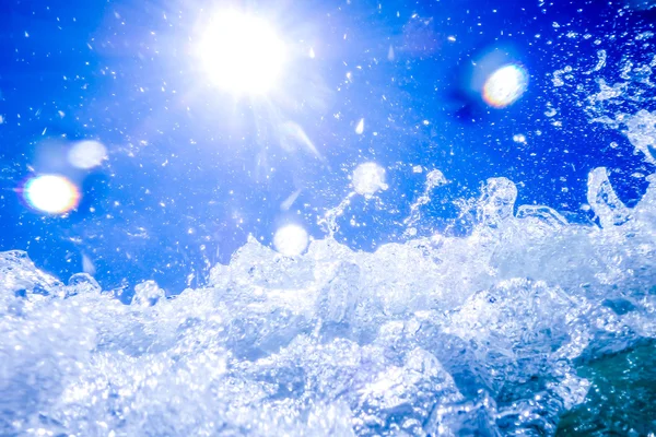 Olas de agua cristalina azul estrellándose en la playa — Foto de Stock