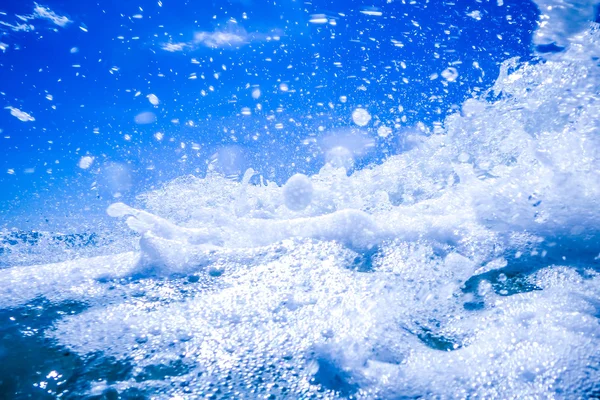 Olas de agua cristalina azul estrellándose en la playa —  Fotos de Stock